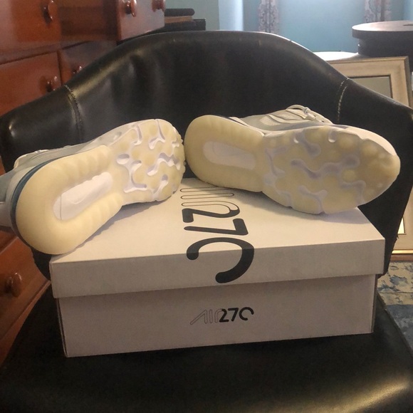 Nike Air Max 270 React - Picture 2 of 4